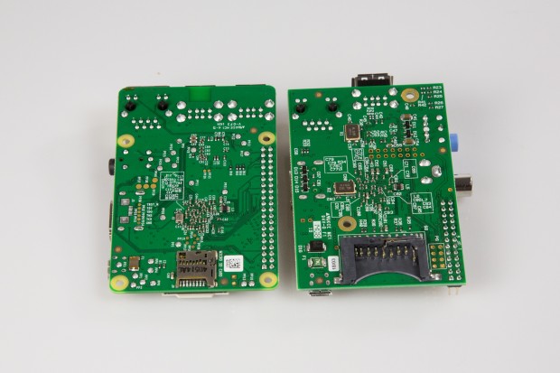 Auf der R&uuml;ckseite ist der Micro-SD-Kartenschacht des Raspberry Pi B+ (l.) zu sehen.  